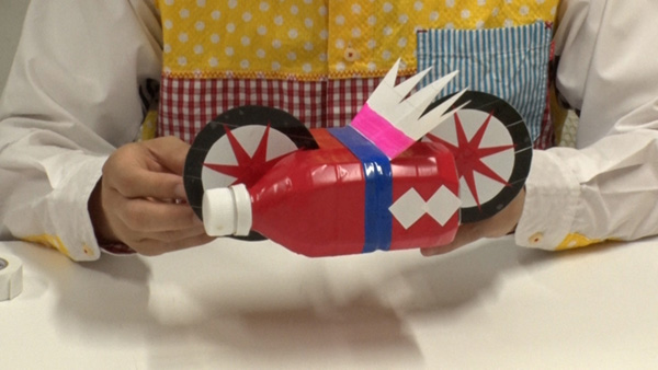ペットボトル船／コライドンの「ゆうえいけいたい」をイメージ