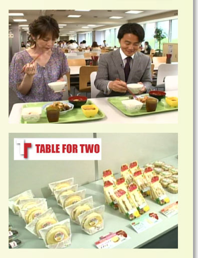 テーブル・フォー・ツーのメニューを食べる渡辺さんと小暮さん。期間限定でコンビニにも並ぶ参考メニュー