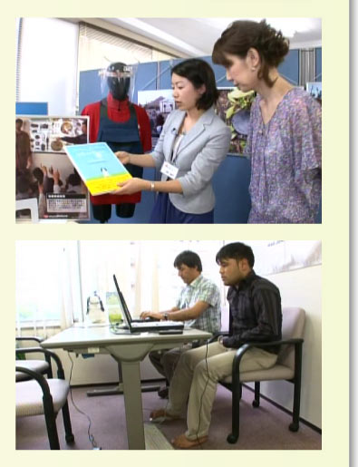 説明を受ける渡辺さん。実際に不発弾の事故に遭った出張中のアフガニスタン職員ナデルさん