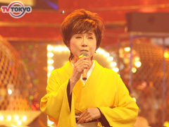 『夢芝居』を歌う挑戦者チームの小林幸子