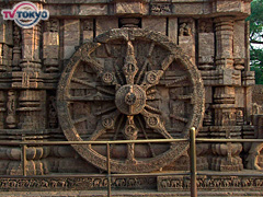 インド・スーリヤ寺院の車輪の彫刻