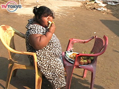 食べ続ける少女にも密着