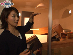 地震体験施設を取材する大橋