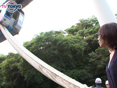 モノレールの非常用スロープで脱出