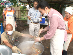 炊き出しの作り方を教わる大浜