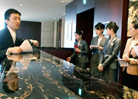 不況の荒波に上陸　～外資系高級ホテルVS日本勢～