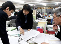 崖っぷちを救え！～大不況に挑む“街の金融マン”たち～