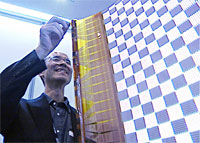 次世代ディスプレーの開発を進める篠田プラズマの篠田博社長