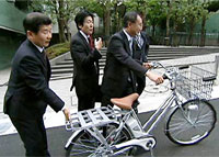 自動アシスト自転車の営業をするミスター自転車
