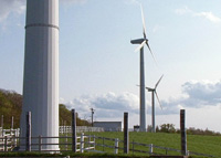 岩手県葛巻市は、町の電力の８割を新エネルギー（太陽光・風力・パイオマス）にし「クリーンな町」として注目される。その葛巻町にまわる風力発電機