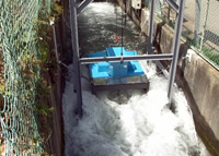 都留市の用水路に設置された小水力発電機