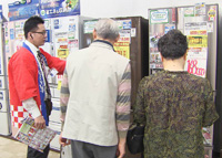 エコポイント施行日に冷蔵庫の買い替えを検討する老夫婦