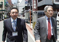 耳鼻科への挨拶まわりに向かう２人（布田昭社長と秋永達男閉鎖店元店長）。今後は、耳鼻科への外販活動も強化。(大宝堂ロケ)