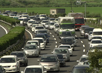 モノの流れが変わった・・・　物流業界の苦悩＿高速　混雑する道路