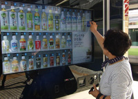 独占取材！客に提案する、驚きの最新自販機　飲料業界に革命が…