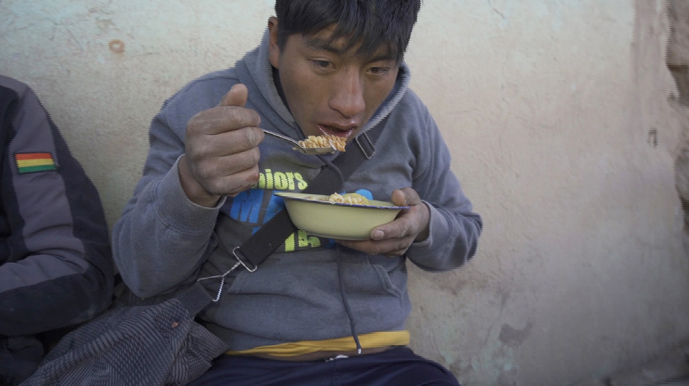 ボリビア　人食い山の炭鉱飯