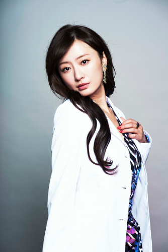 豪華出演者陣、一挙解禁！！話題沸騰の“あざとかわいい”松本まりかが今度は妖艶な女医に挑戦！「神酒クリニックで乾杯を」