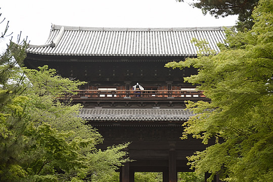 見事な衣装を身にまとい三門の楼上にたたずむ五右衛門。