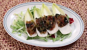 チコリと海藻の黒胡椒炒め