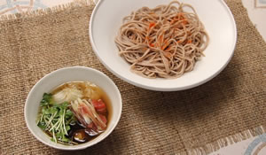 茄子の揚げ浸しと香味野菜のつけ蕎麦
