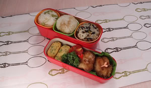 小倉優子さん作　特製 混ぜ混ぜおにぎり弁当