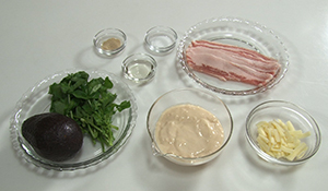 アボカドの肉巻きグラタン