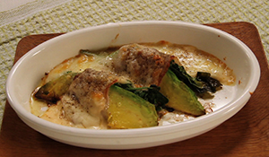 アボカドの肉巻きグラタン