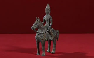 馬に乗った人物の置物