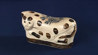 猫型の陶枕