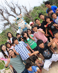 写真：子供たちとシーサー