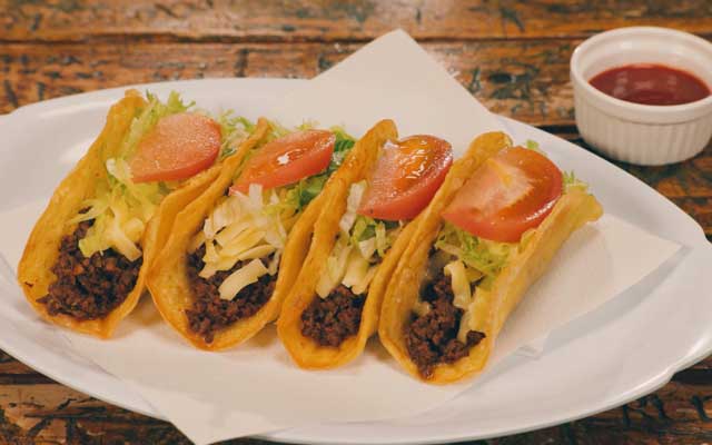  タコス（チリソース付き）