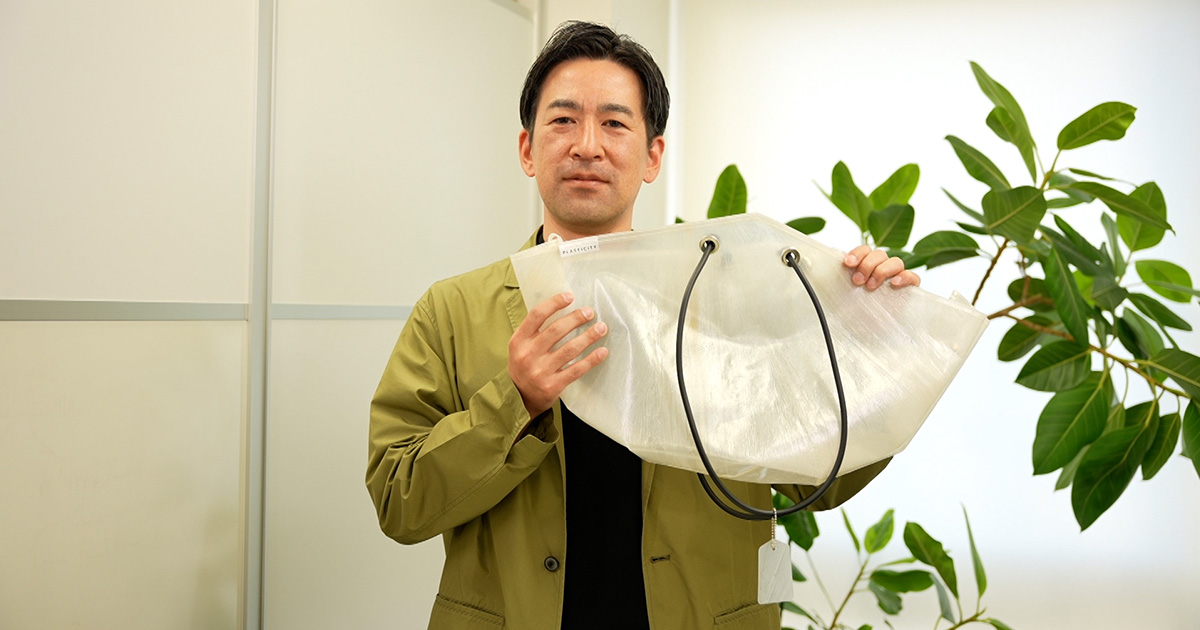 廃棄ビニール傘がデザイン映えするバッグ素材に モンドデザイン 堀池洋平