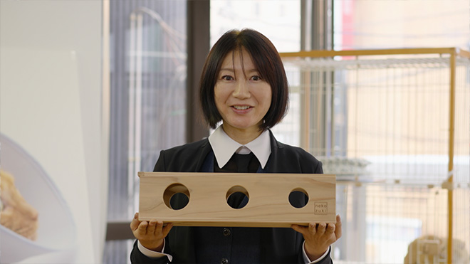 山林火災の被災木を活用した猫グッズ クロス・クローバー・ジャパン　太野由佳子