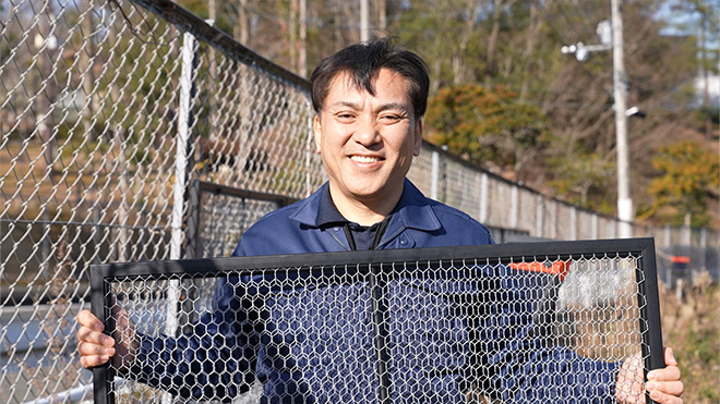 太陽光が生む静電気で雑草が絡まないフェンスに トワロントレーディング　梶村典彦