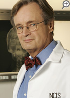 検視官　ダッキー　ギブスを「ジェスロ」と呼び捨てにできる唯一の男。