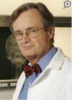 検視官　ダッキー(デヴィッド・マッカラム)　ギブスを「ジェスロ」と呼び捨てにできる唯一の男。