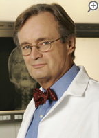 検視官　ダッキー(デヴィッド・マッカラム)　ギブスを「ジェスロ」と呼び捨てにできる唯一の男。