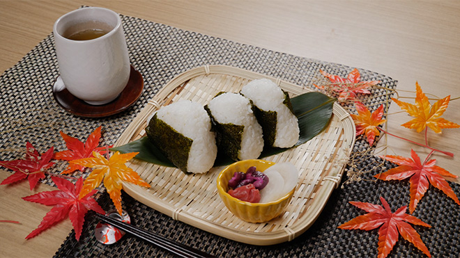 おにぎりで世界を包め　気軽な和食、NYに専門店も