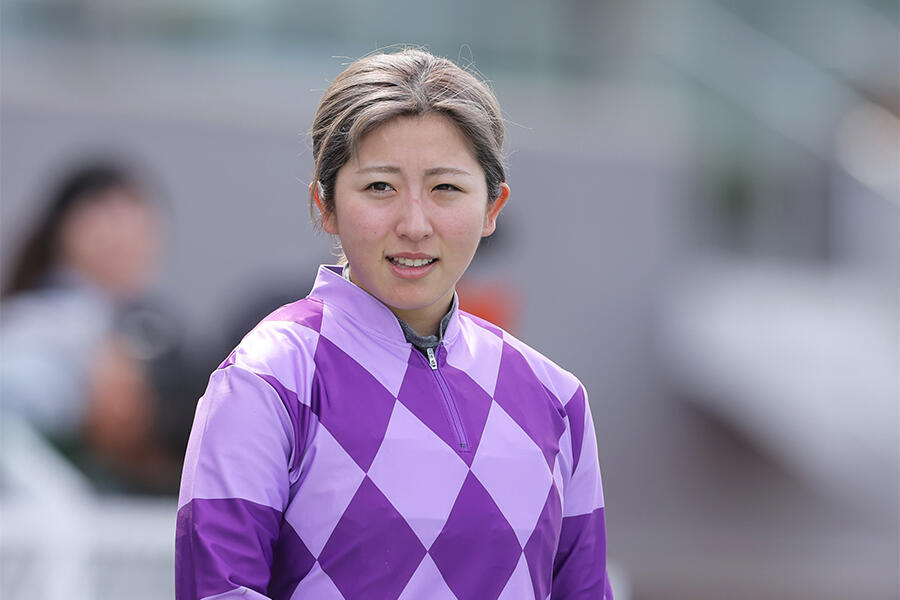 レース前の調整を行うジュウリョクピエロと関係者