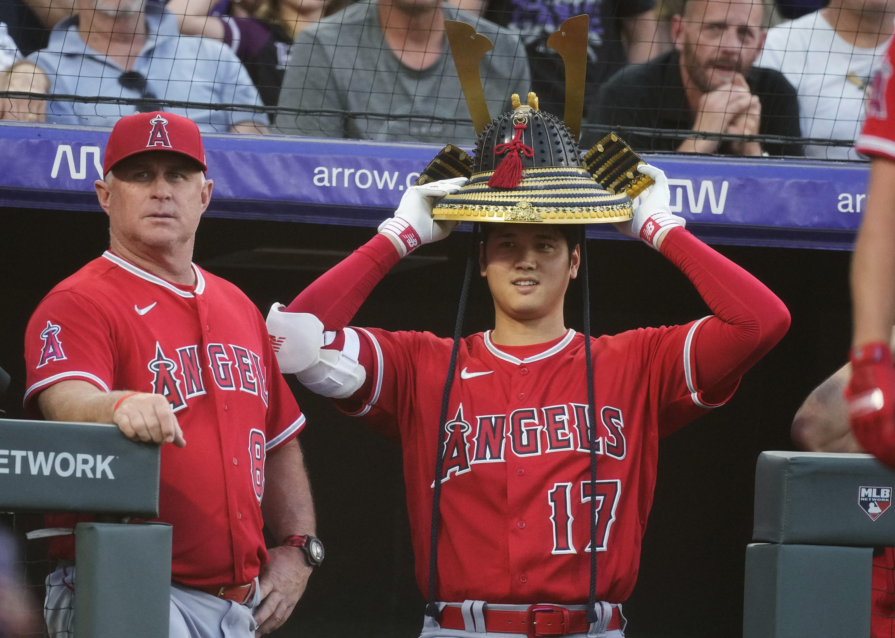 大谷翔平とネビン監督 写真:APアフロ.jpg