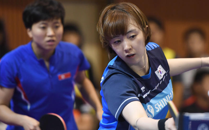 女子ダブルスでペアを組むキムソンイ（北朝鮮）／ソヒョウォン（韓国） 写真：AFP/アフロ