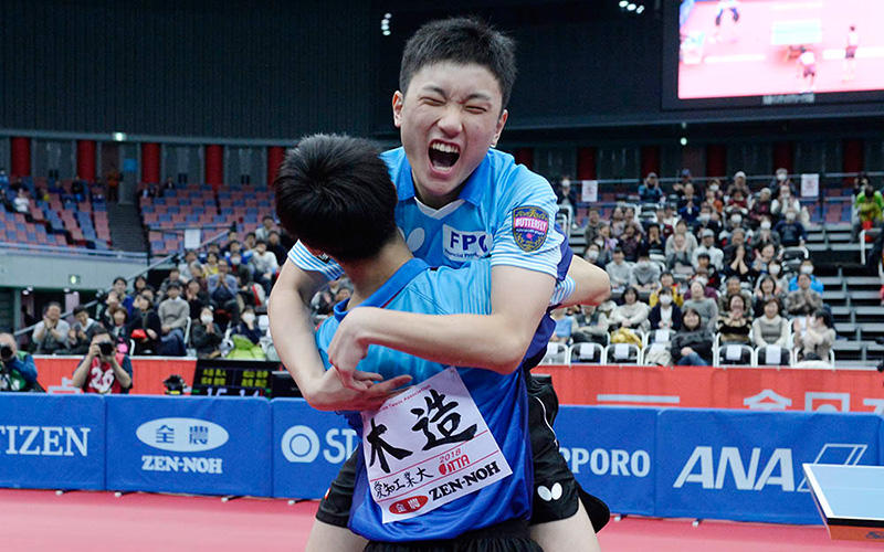 木造勇人／張本智和 歓喜の抱擁 Photo:Itaru Chiba