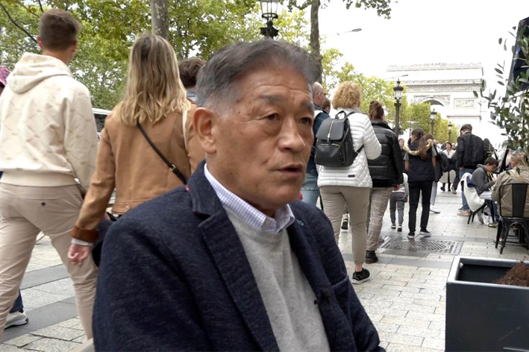 タイトルホルダーの生産牧場・岡田牧雄代表。サンデーサイレンスを知る貴重な存在（フランスにて）