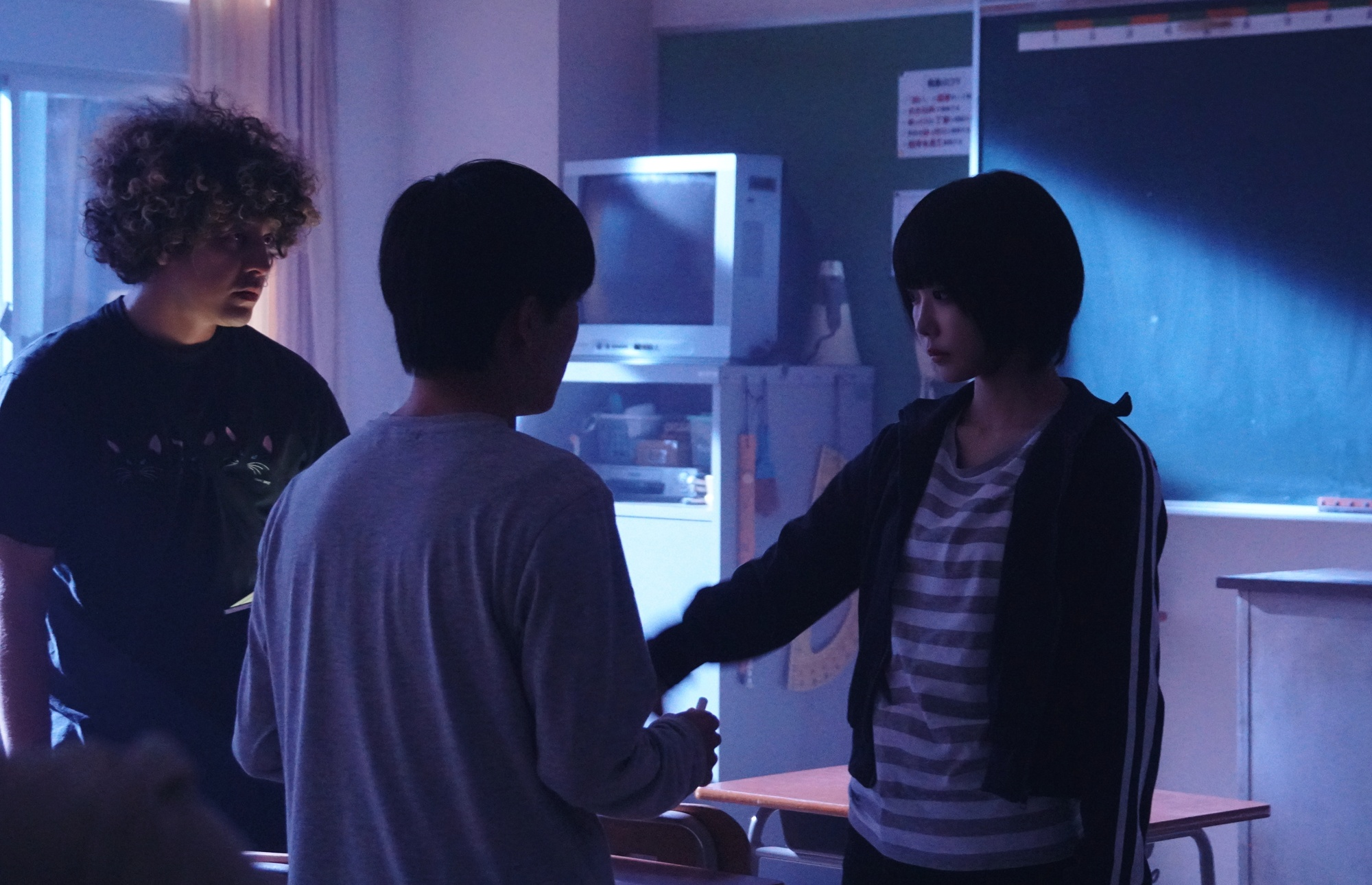 鈴木福&times;あの「惡の華」衝撃の&ldquo;教室ぐちゃぐちゃシーン&rdquo;撮影現場に潜入！深夜の教室で墨汁が舞う！？