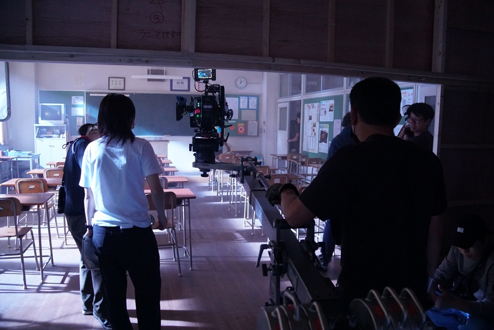 鈴木福&times;あの「惡の華」衝撃の&ldquo;教室ぐちゃぐちゃシーン&rdquo;撮影現場に潜入！深夜の教室で墨汁が舞う！？