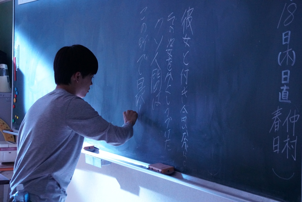 鈴木福&times;あの「惡の華」衝撃の&ldquo;教室ぐちゃぐちゃシーン&rdquo;撮影現場に潜入！深夜の教室で墨汁が舞う！？