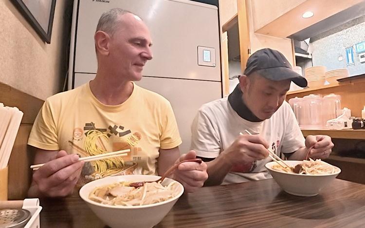 味噌ラーメン食べた スマスロ実機 新必殺仕置人 極上の味噌ラーメンを求め“花道系”総本山で濃厚スープ作りを体験
