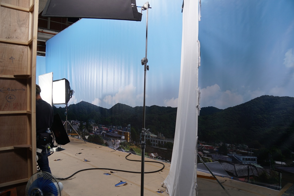 鈴木福&times;あの「惡の華」衝撃の&ldquo;教室ぐちゃぐちゃシーン&rdquo;撮影現場に潜入！深夜の教室で墨汁が舞う！？