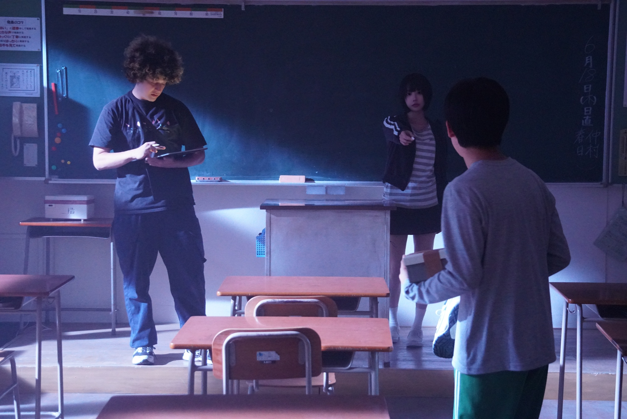 鈴木福&times;あの「惡の華」衝撃の&ldquo;教室ぐちゃぐちゃシーン&rdquo;撮影現場に潜入！深夜の教室で墨汁が舞う！？