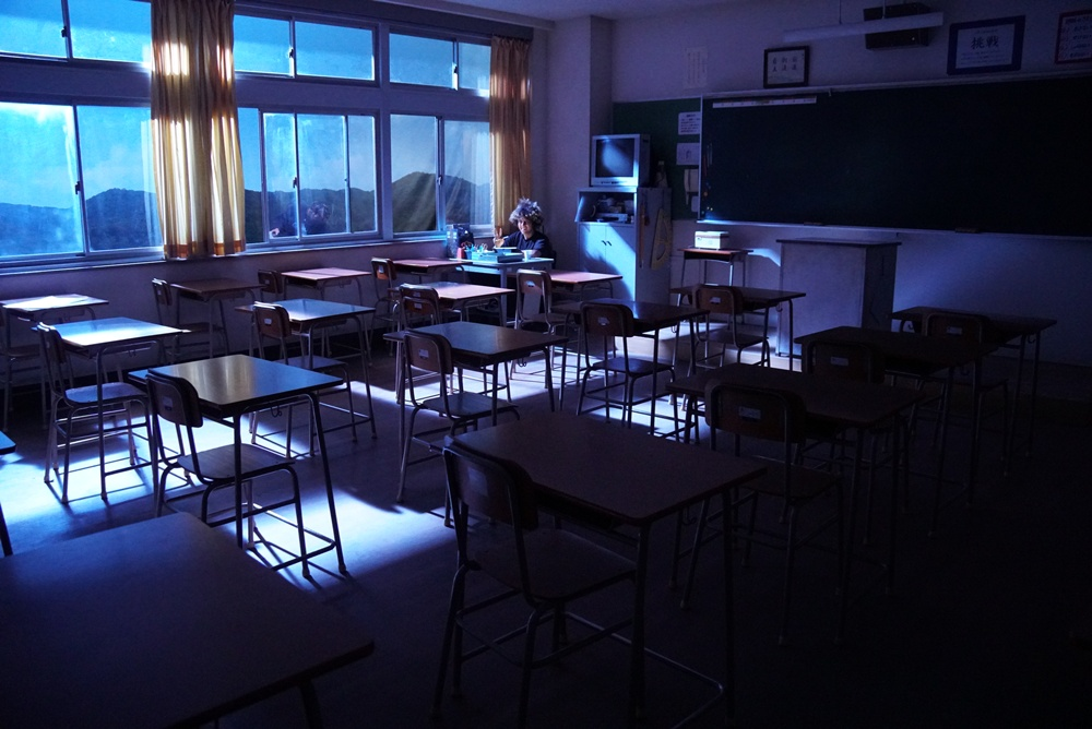 鈴木福&times;あの「惡の華」衝撃の&ldquo;教室ぐちゃぐちゃシーン&rdquo;撮影現場に潜入！深夜の教室で墨汁が舞う！？